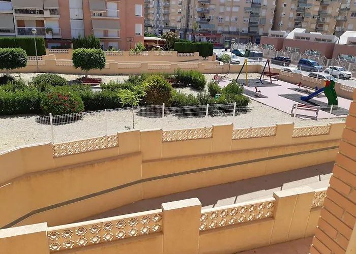 Amplio Piso Con Vistas A La Playa De Poniente